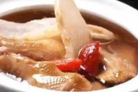 小满将至推荐这款汤：鸡汤放点猪肉，让祛湿汤更鲜甜图片