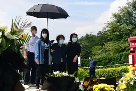 袁隆平逝世一周年：他一辈子躬耕田野的成就，永远镌刻在这辽阔大地图片