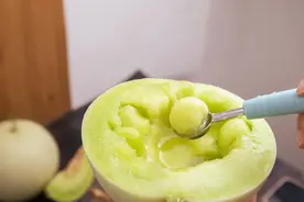 大口吃瓜的季节又来啦图片