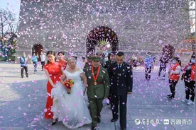 5.20，军装遇上婚纱！莒县举行首届退役军人集体婚礼图片