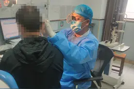 小伙半夜突然惊醒，耳内钻心疼痛！掏一掏？它拼命往里钻图片