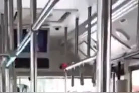 男女公交车上沉浸式搂抱亲吻，车上大爷看不下去训斥：要亲回家亲视频封面