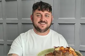 英国男子挑战每天只花1英镑，拿免费汉堡做肉酱，去餐厅要酱料图片