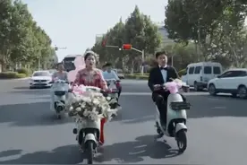临沂一对新人骑共享电车结婚，新娘：新颖又环保，绿色代表青春图片