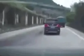 前车正在超车，我可以跟着超吗？记住，这样超车不可取……图片