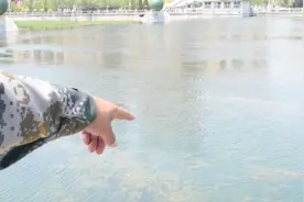 “孩子别怕，我们一定会把你救上去的！”图片