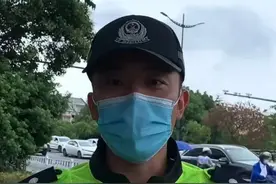 火上热搜！外国友人闯红灯被杭州交警英语劝阻，这个帅小伙：妥妥宝藏男孩图片