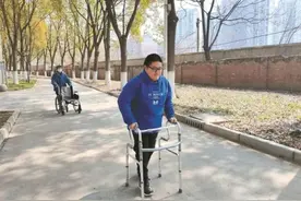 荆州男孩坐着轮椅上大学图片