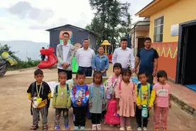 云南省农业农村厅驻村工作队为班母村新寨幼儿园捐赠学习物资图片
