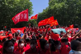 湖北援沪医疗队踏上返程：上海已好起来了，她擦了擦眼泪笑了图片