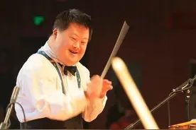 44岁的“孩子”舟舟：“天才指挥家”名号受质疑，智商30让父亲牵挂一辈子图片