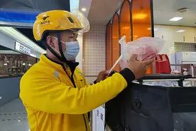 午间上海｜外卖小哥大步流星取餐：小吃、甜品单子都多了图片
