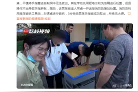 搞笑又心疼！男孩手卡课桌被连人带桌送到消防站图片
