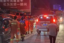 上游直击芦山地震震中太平镇：教学楼裂开，受灾群众暂住安置点图片