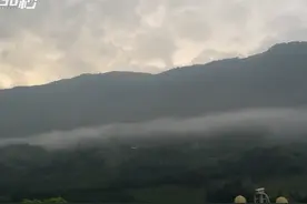 30秒 | 震中太平镇震后第一个清晨：朝霞映满天空 安置点居民早起“串门”互相问候视频封面