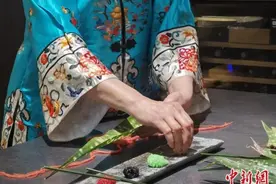 73岁台湾美食家成都制作“五彩琉璃粽”：美食的最大功能是求和图片
