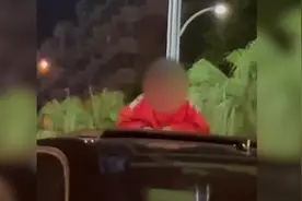 行车途中小朋友探出天窗玩耍，家长写检讨书反省视频封面