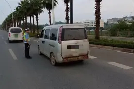 眼睛一闭一睁，驾驶证被吊销了……图片