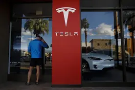 “幽灵刹车”投诉量翻倍，美国官方要求特斯拉给个说法！拜登和马斯克隔空互怼…图片