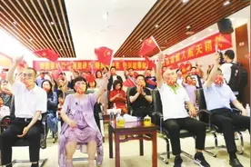 “检查作业的爸爸”陈冬任神舟十四号指令长 父母：“等他回来 也要检查他的作业”图片