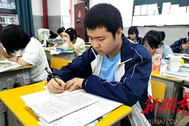 必胜客、杨梅、定制袜子……这届高考生收到的“好兆头”还真不少图片