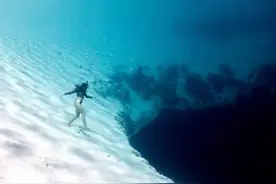 深海恐惧症要犯了！网友分享深不见底的海洋 奇潭照图片