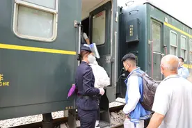 暖心绿皮车：赶考路上送一程图片