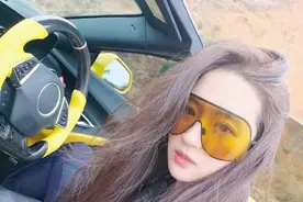 要坐姐姐副驾！刘亦菲晒写真 皮衣+跑车酷飒十足图片