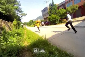 “你跑得过警察？”民警百米冲刺狂追1公里，追得违法车主累瘫在地图片