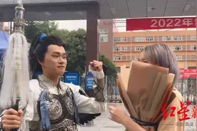 高考女生私信偶像给自己打气 短视频达人“化身”赵子龙执长矛考场守候图片