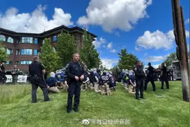 美国爱达荷州警方逮捕31名蒙面男子图片