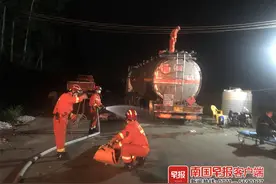 钦州一工人进入油罐车内清洗昏迷，司机进去施救也晕倒图片