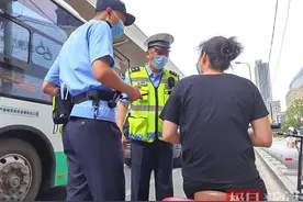 警营父子兵，街头联手排查被盗电动车图片
