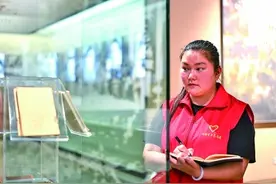 孙嘉怿：“英雄的生命开鲜花”图片