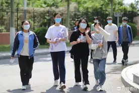 烟台市初四考生考完中考，初二初三考生将进考场图片