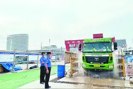 合肥渣土车出场需“洗澡”让违规车辆“寸步难行”图片