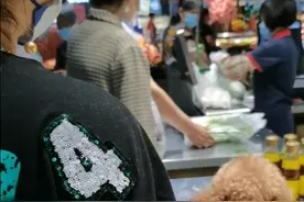 苏州一女子将狗直接放在生鲜食品上，涉事超市回应：发现后已消毒图片