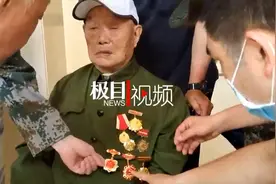 97岁老兵坐轮椅回部队，颤抖着举手敬礼图片