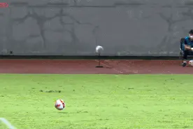 低级乌龙！亚泰门将停球失误，山东泰山1:0暂时领先图片