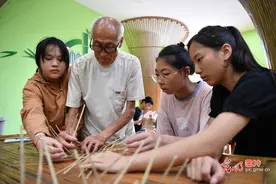 民间手艺人请进来 竹编文化进课堂图片