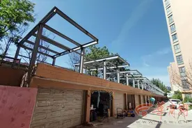 西安一小区在业主联排车库上“违规”加盖社区用房 叫停后迟迟不拆图片