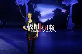 看！这群爷爷奶奶穿起足尖鞋，跳起芭蕾舞，抬腿劈叉样样行图片