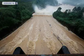 广西柳州：暴雨后泗维河水库开闸泄洪图片