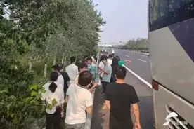 40°C高温！50名乘客！地表80°C！客车漏油随时可能自燃图片