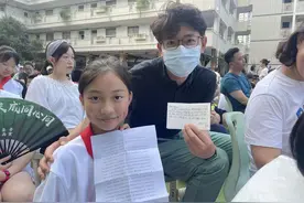 孩子给父母颁发“毕业证”、写颁奖词，江岸区的小学家长和学生一起毕业图片
