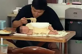 95后式带娃，孩子爸吃饭怕娃太热索性放饭桌，网友：上“娃娃菜”图片