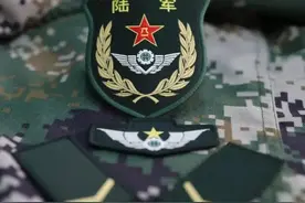 特殊的授衔仪式！在奔赴演训场的列车上举行图片