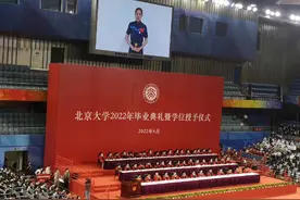 北大举行2022年本科生毕业典礼，王亚平视频送祝福图片