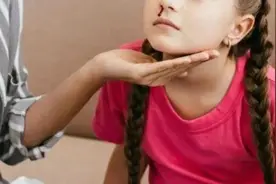 孩子流鼻血，止血要做对图片