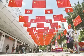 画里有话｜中国红激扬爱国情图片
